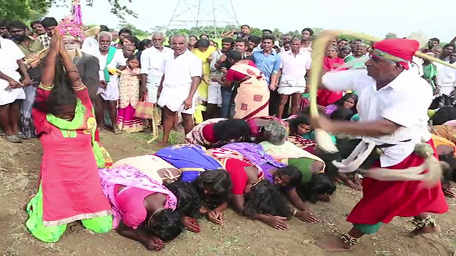 Phụ nữ Ấn Độ xếp hàng để 'được' ăn đòn và sự thật gây sốc phía sau Ảnh 2