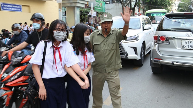 Học sinh TP.HCM tiếp tục học lệch giờ để tránh kẹt xe Ảnh 2