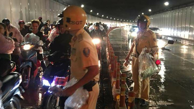 Dân mạng chia sẻ 'rần rần' ảnh CSGT phát áo mưa trong đêm Trung thu Ảnh 2