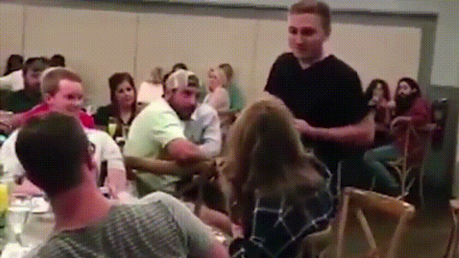 Ngỡ được cầu hôn, không ngờ cô bạn gái bị 'bóc mẽ' ngoại tình trước đông người Ảnh 2