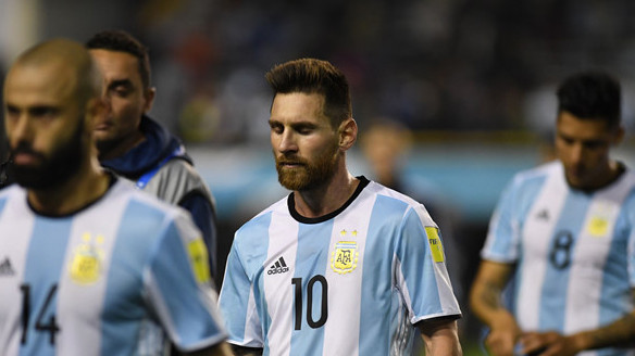 Lionel Messi - Người thuyền trưởng vĩ đại trên con tàu… nát Ảnh 2