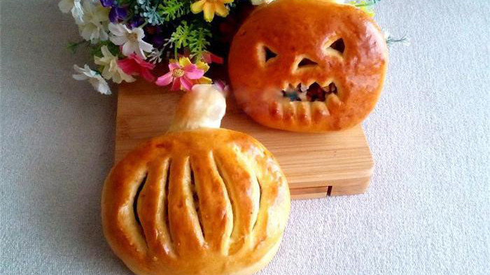 Cách làm bánh nướng nhân gà quay 'đáng sợ' ngon tuyệt cho ngày Halloween Ảnh 2