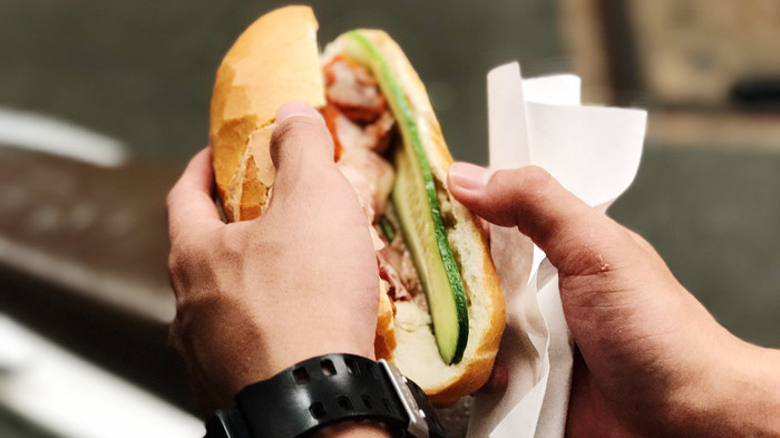 Xếp hàng để đợi được thưởng thức bánh mì cô Diệp nóng giòn hấp dẫn gần chợ Bà Hoa Ảnh 2