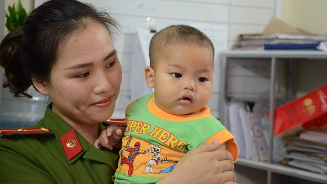Công an bàn giao bé trai 7 tháng tuổi bị mẹ bỏ rơi ở nhà nghỉ vào trung tâm bảo trợ xã hội Ảnh 2