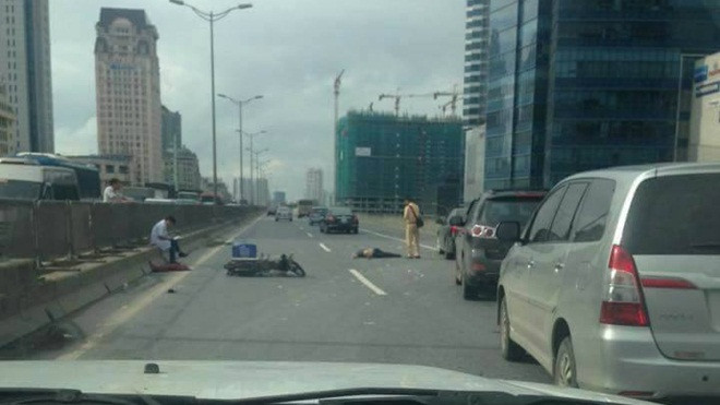 Đâm vào đuôi ô tô bán tải khi chạy xe máy lên đường trên cao, nam thanh niên tử vong Ảnh 2