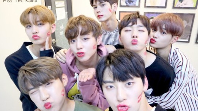 Fan 'rụng tim' với dàn mỹ nam Wanna One đồng loạt bôi môi đỏ… hôn nhau bất chấp Ảnh 2
