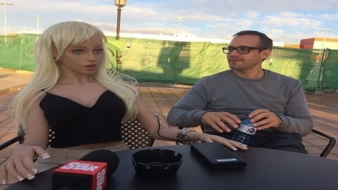 Tiết lộ sốc của cặp vợ chồng là tác giả siêu robot tình dục đầu tiên trên thế giới Ảnh 2