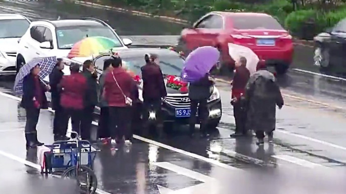 Ăn xin kiểu mới ở Trung Quốc: Chặn xe đón dâu, vòi tiền giữa đường quốc lộ Ảnh 2