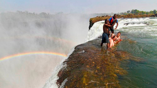 Vẻ đẹp 'chết người' ở hồ bơi của quỷ dữ Ảnh 2