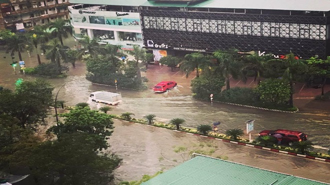 Mưa lớn do áp thấp nhiệt đới, nhiều tuyến đường ở thành phố Vinh chìm trong biển nước Ảnh 2