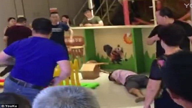 Trẻ con tranh giành đồ chơi, phụ huynh xông vào đánh nhau túi bụi Ảnh 2