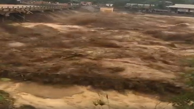 Lũ lớn ở Yên Bái, sơ tán người dân và tải sản khẩn cấp Ảnh 2