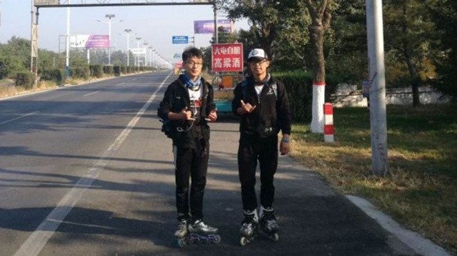 Chán cảnh tắc đường, hai anh chàng Trung Quốc trượt patin 500 km đi nghỉ lễ Ảnh 2