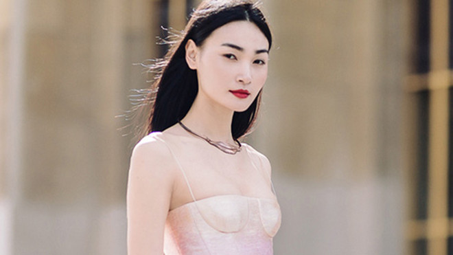 Sau Louis Vuitton, Thùy Trang tiếp tục sải bước ở show của Chanel Ảnh 2