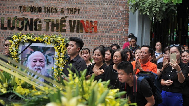 Chuyến xe đưa linh cữu đã kết thúc hành trình đưa thầy Cương rời cõi tạm về nơi an nghỉ cuối cùng Ảnh 2