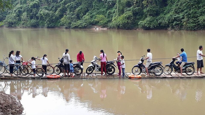 Clip học sinh đến trường trên chiếc xuồng lá mỏng manh giữa mùa nước lũ khiến nhiều người xót xa Ảnh 2