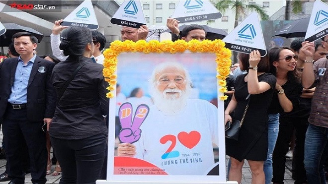 Cựu học sinh mang theo di ảnh thầy Cương và biểu tượng trường Lương Thế Vinh đến dự lễ tang Ảnh 2