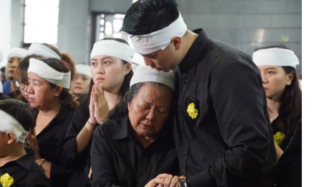 Vợ thầy Văn Như Cương khóc ngất bên linh cữu chồng Ảnh 2