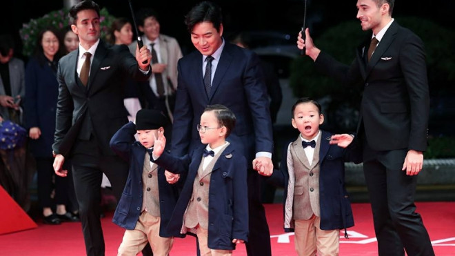 Bộ ba Daehan, Minguk, Manse siêu đáng yêu, 'đè bẹp' sao Hàn trên thảm đỏ Liên hoan phim Busan lần thứ 22 Ảnh 2