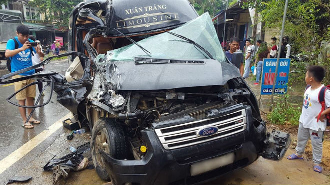 Dùng dây xích kéo bung cửa xe, cứu người phụ nữ mắc kẹt trong cabin sau tai nạn Ảnh 2