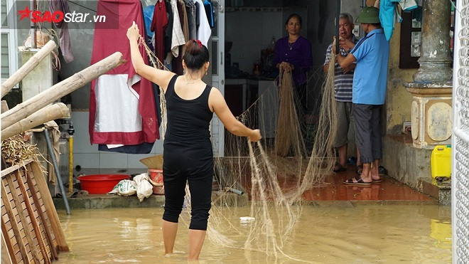 Nước lũ ngập sâu, người Hà Nội giăng lưới đánh cá ngay trong nhà Ảnh 2