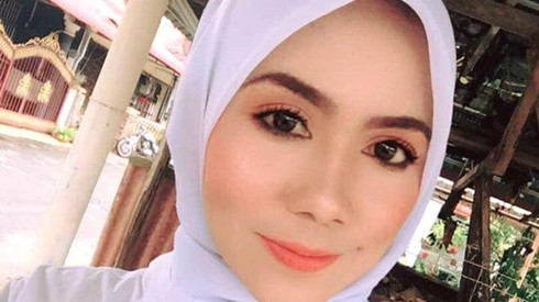 Giáo viên thể dục xinh đẹp gây sốt vì cõng học sinh đi học ngày mưa lũ Ảnh 2