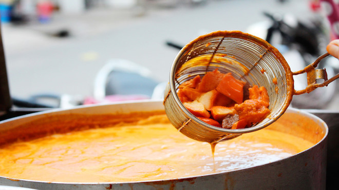 Chẳng cần đi đâu xa, trước cổng trường Nguyễn Thị Diệu là cả ‘thiên đường ăn vặt’ rồi Ảnh 2