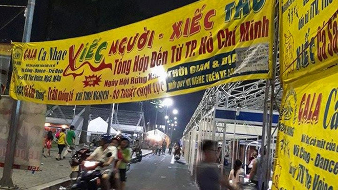 Dân nhào lên sân khấu xiếc đòi lại tiền vì cho rằng bị lừa đảo Ảnh 2