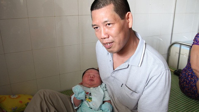 Bố bé trai sơ sinh ‘khủng’ nhất Việt Nam: 'Nghe báo con nặng 7,1kg tôi không tin còn mang đi cân lại Ảnh 2