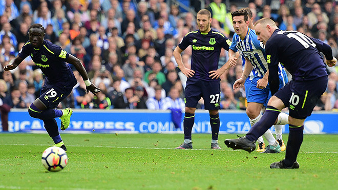 Wayne Rooney keo kiệt, đi đôi giày lỗi mốt từ 9 năm trước? Ảnh 2