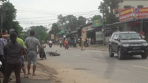 Người phụ nữ đi xe đạp điện tử vong sau khi bị ô tô biển xanh hất văng lên lề đường Ảnh 2