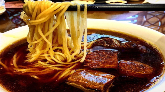 Có gì trong tô mì bò đắt nhất thế giới giá 7,3 triệu, ngày nào cũng có khách order? Ảnh 2