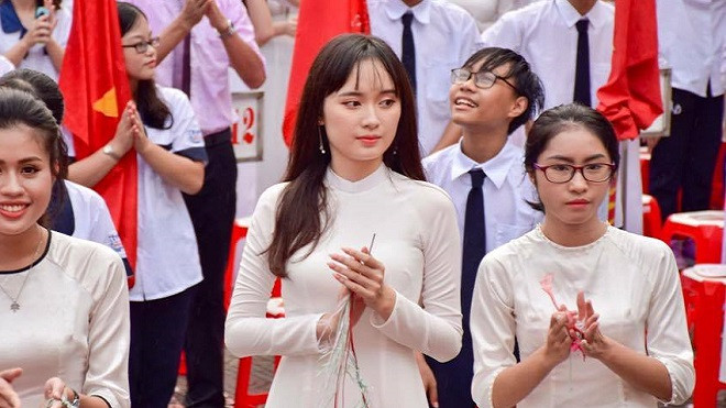 Sau 'hot boy cầm cờ', dân mạng lại xin link 'hot girl chào cờ' ở Hải Phòng Ảnh 2