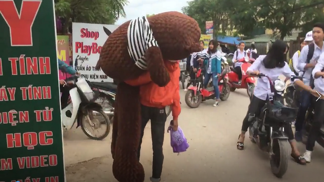 Chàng trai ôm gấu 'khủng' tỏ tình phải đứng bơ vơ khi cô gái vừa xuất hiện Ảnh 2
