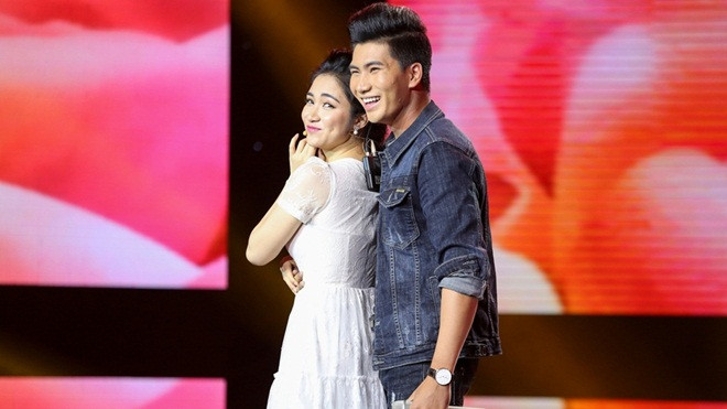 Hòa Minzy bất ngờ lao lên sân khấu tỏ tình 'Em thương anh' với hotboy Bolero Ảnh 2