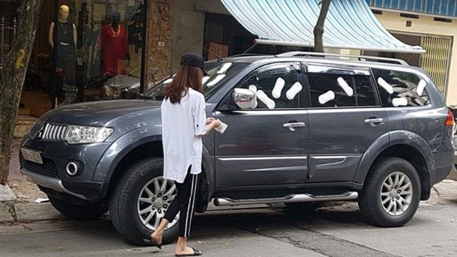 Cô gái trẻ live stream dán băng vệ sinh quanh ô tô: 'Tôi nhắc nhiều nhưng chủ xe không nghe' Ảnh 2