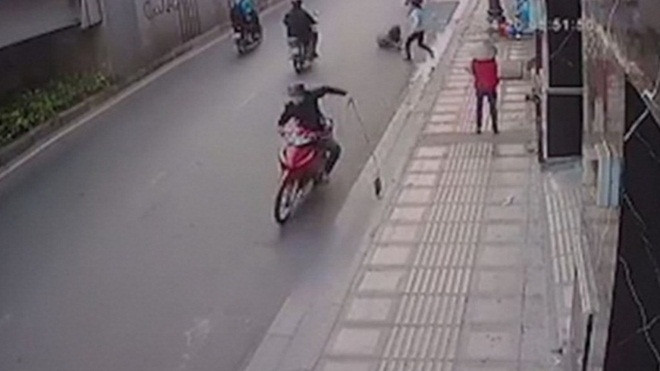 Thanh niên lái SH giật túi xách của cô gái đang đi bộ Ảnh 2