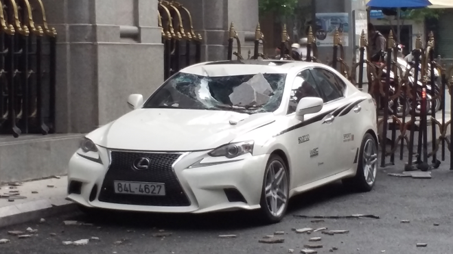 Xe sang BMW và Lexus bể kính, nát đầu do bê tông từ ‘trên trời’ rơi xuống Ảnh 2