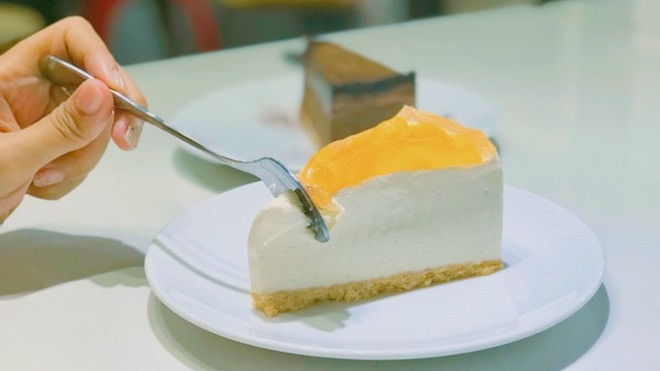 Thưởng thức bánh ngọt trong không gian trắng - đen tinh tế Ảnh 2