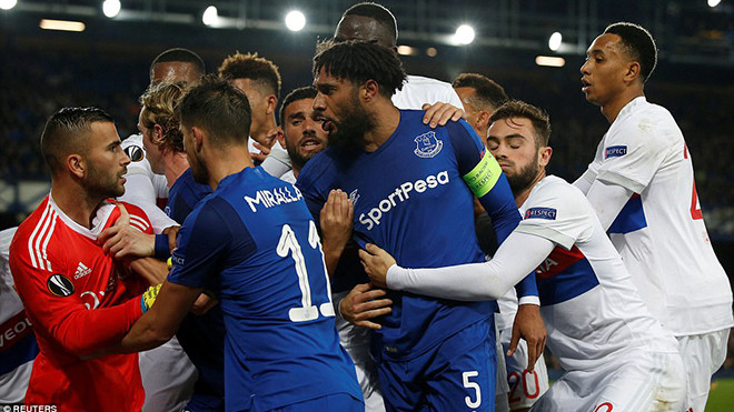 Clip: Hỗn chiến Goodison Park bóc trần bộ mặt xấu xí của bóng đá Anh Ảnh 2