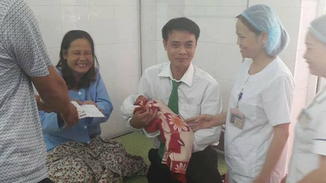 Tài xế taxi đỡ đẻ cho bà bầu trên xe: ‘Nguy cấp quá nên tôi đành làm liều’ Ảnh 2