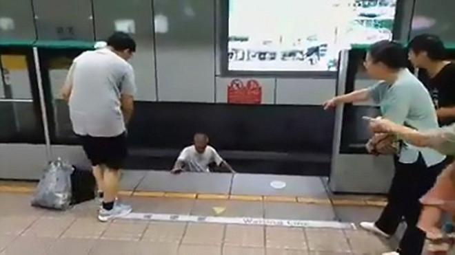 Cãi nhau với bạn gái, cụ ông 70 liều mình nhảy xuống đường ray tàu điện ngầm Ảnh 2