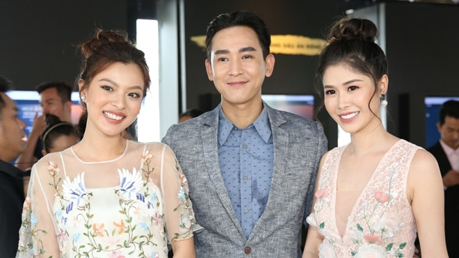 Quán quân The Face - Tú Hảo lạnh lùng đầy khí chất hội ngộ nam thần Hứa Vĩ Văn tại sự kiện Ảnh 2