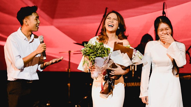 Bị chê xào rau cháy, fan 'lầy' bất ngờ tặng bó rau muống cho Mỹ Tâm để nấu lại Ảnh 2