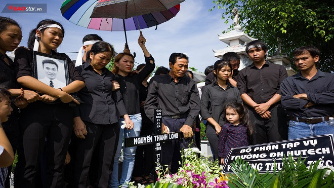Nước mắt đau xót của người ở lại trong tang lễ sinh viên Hutech tử vong Ảnh 2