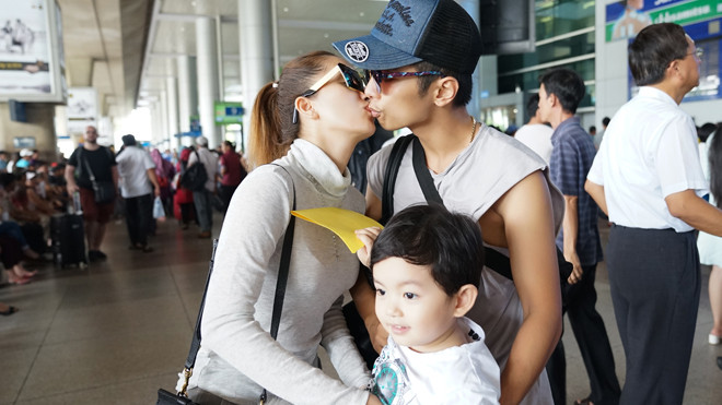 Vợ chồng Khánh Thi - Phan Hiển hôn nhau tình tứ, hạnh phúc bên con trai ở sân bay Ảnh 2
