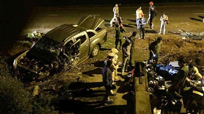 Ôtô bán tải mang biển số giả nát đầu sau tai nạn trên đường chạy trốn Ảnh 2