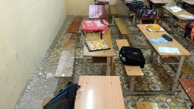 Thầy và trò nơm nớp lo sợ vì mảng trần lớp học liên tục rơi xuống Ảnh 2