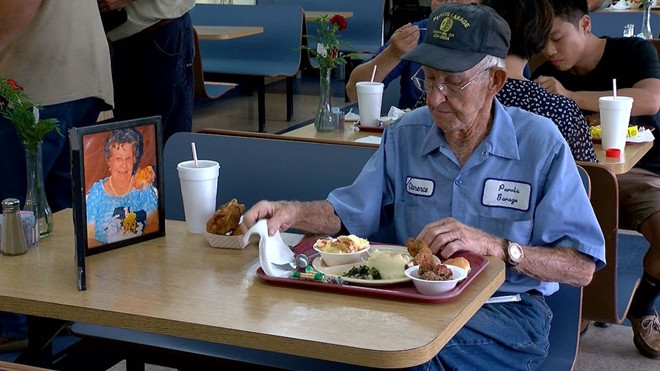 Người đàn ông 93 tuổi luôn mang theo bức ảnh của người vợ quá cố khi đi ăn Ảnh 2