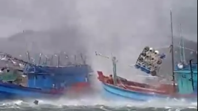 Vòi rồng khổng lồ nhấn chìm tàu cá ở Phú Quốc Ảnh 2